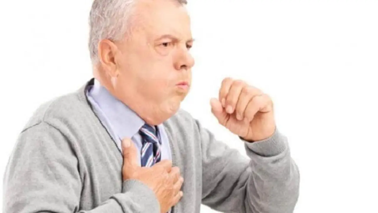 مشروبات طبيعية تقلل السعال المستمر في البرد وتعزز طرد البلغم بكفاءة